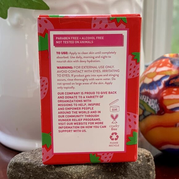 Glowing Facial Moisturizer Strawberry + Hyaluronic Acid + Vitamin A C & E - Picture 4 of 8